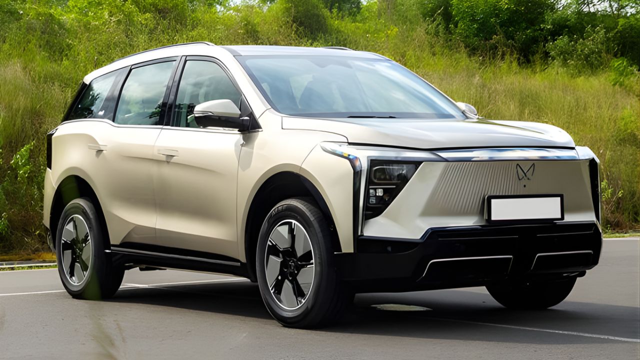 सड़क पर टेस्टिंग के दौरान सामने से दिख रही नई Mahindra XEV 9S इलेक्ट्रिक 7-सीटर एसयूवी कार का प्रीमियम फ्रंट और साइड लुक।