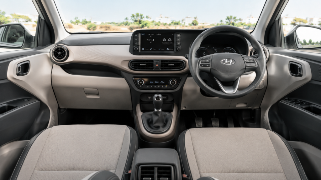 "Hyundai Aura कार का इंटीरियर डैशबोर्ड फोटो"