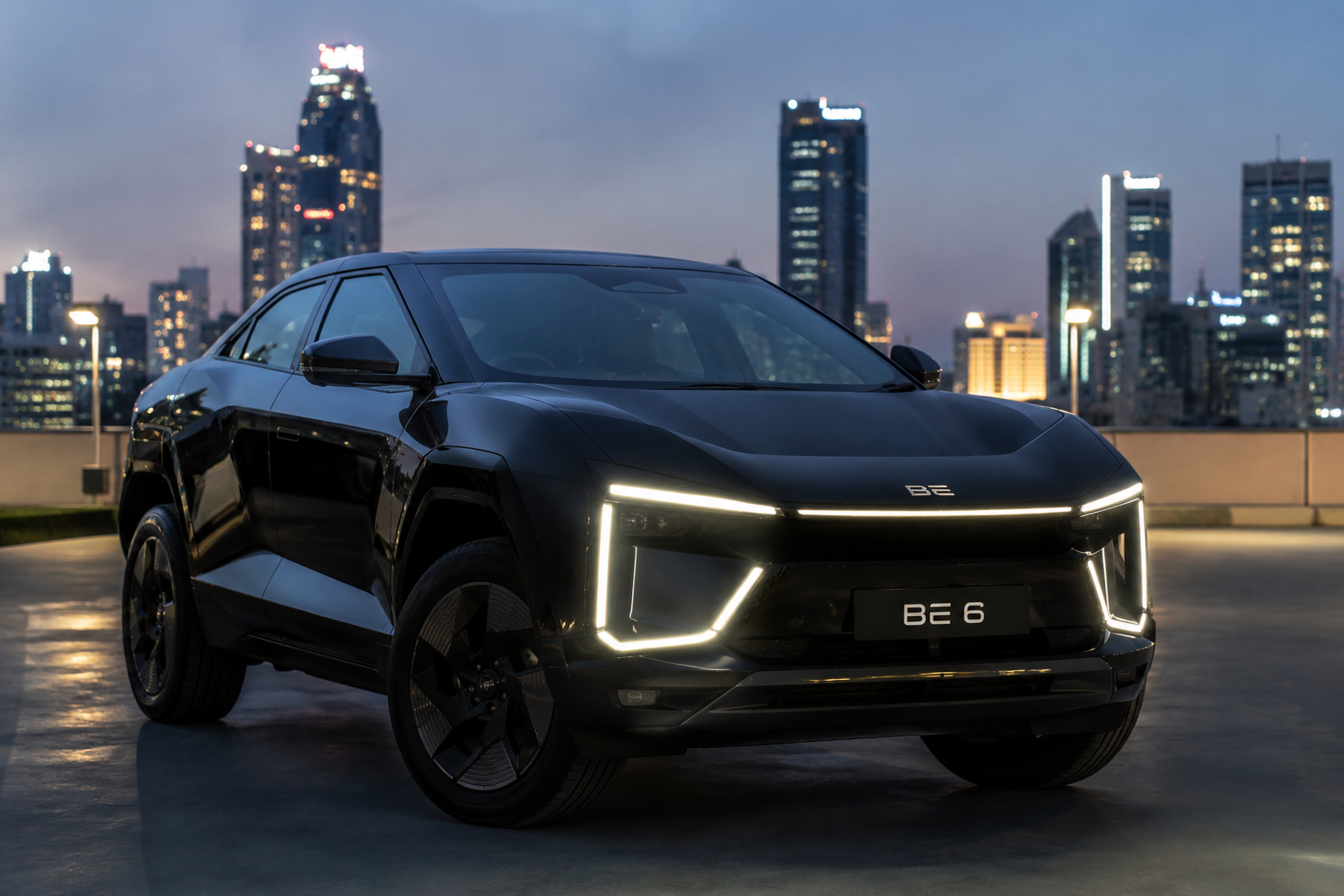 Mahindra BE 6 Stealth Black कलर SUV का फ्रंट एंगल फोटो"